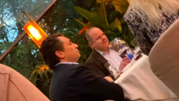 Emilio Lozoya en restaurante