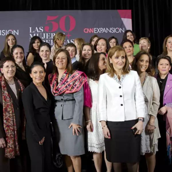 Las mujeres más poderosas del país se tomaron la foto oficial, momento que los medios de comunicación aprovecharon para realizar varias tomas.