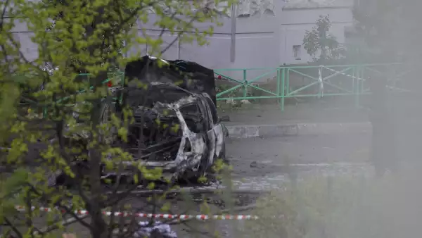 Esta fotografía tomada el 25 de abril de 2025 muestra un coche destruido en el patio de unos edificios residenciales tras una explosión en Balashikha, región de Moscú.