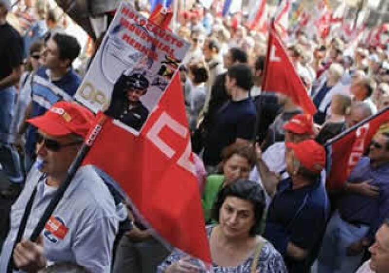 Miles de manifestantes colmaron el sábado el Paseo de la Independencia de la ciudad de Zaragoza. (Foto: AP)