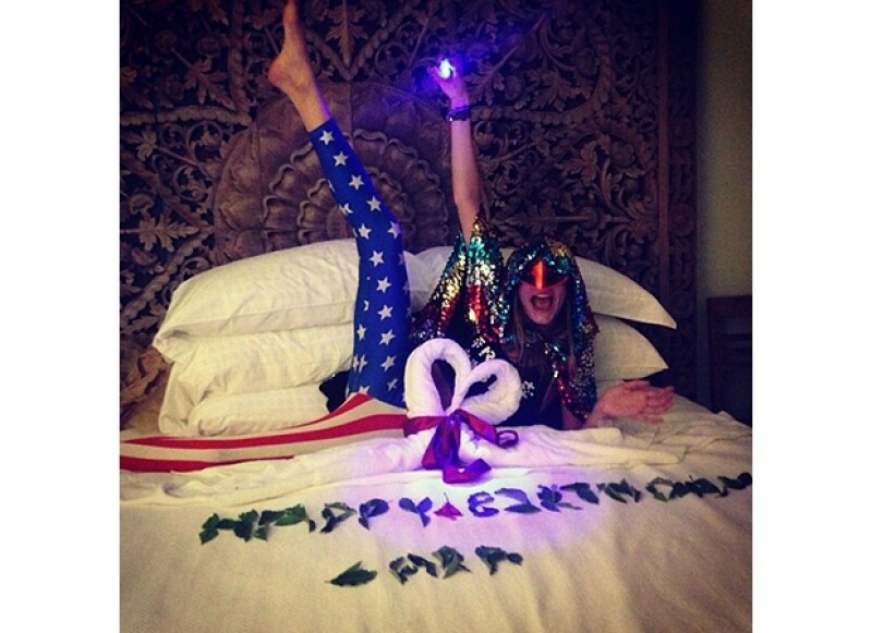Cara compartió esta divertida foto en su Instagram, vestida peculiarmente y con un letrero hecho de hojas que decía `Feliz Cumpleaños Cara´.