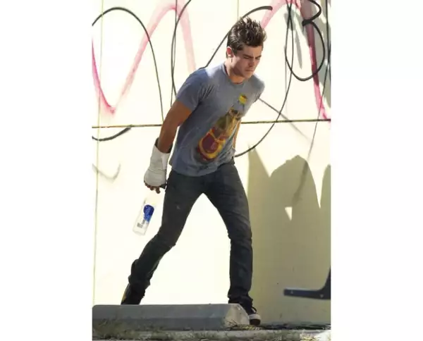 El guapo actor de 25 años se lastimó la muñeca este viernes por la mañana durante el rodaje de su nueva película.