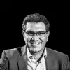 Armando Ríos Piter firma
