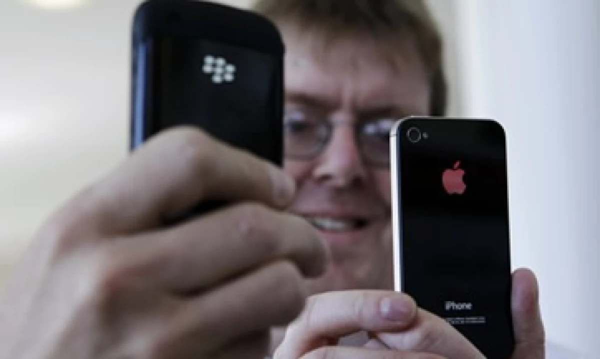 Una encuesta informal de Reuters mostró que sólo Exxon y Boeing usan en exclusiva teléfonos BlackBerry. (Foto: Reuters)