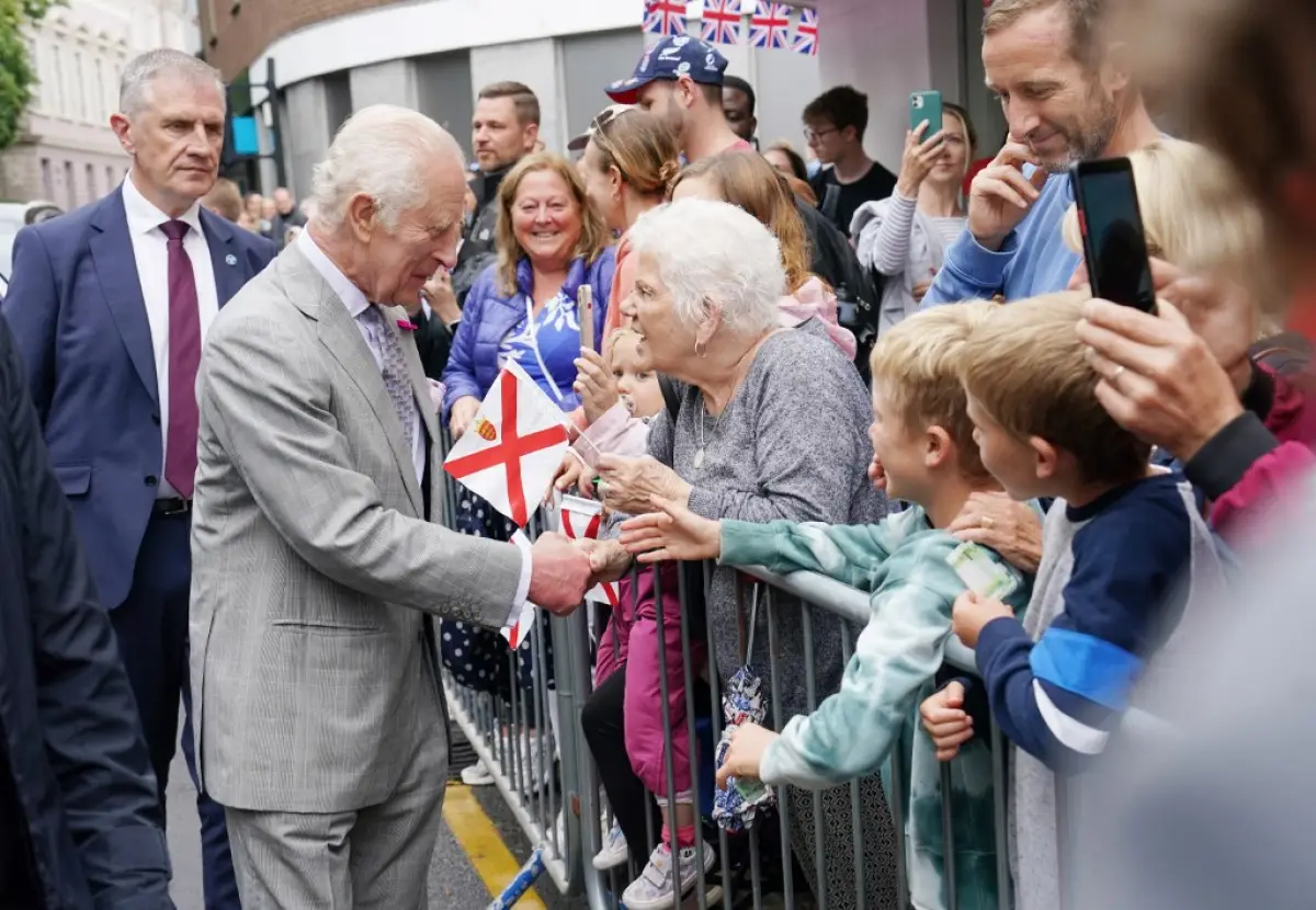 El rey Carlos III de Gran Bretaña se reúne con los simpatizantes durante una visita a la Plaza Real para una sesión especial de la Asamblea de los Estados y una sesión de la Corte Real en San Helier el 15 de julio de 2024.