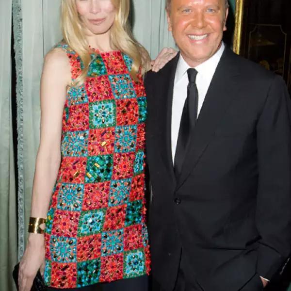 La modelo Claudia Schiffer con el diseñador Michael Kors.