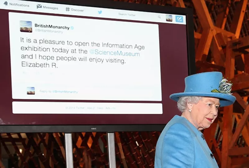 La soberana de 88 años ha tuiteado hoy por primera vez en la cuenta de la casa real sobre la inauguración de la  la exhibición Edad de la Información en el Museo de Ciencia.