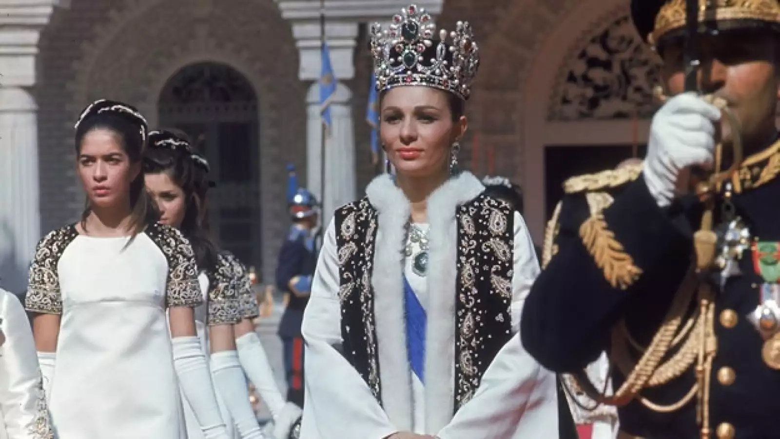 Sha - Farah Diba - coronación