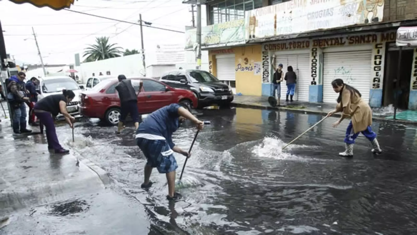 Lluvias históricas causan inundaciones en el oriente del DF