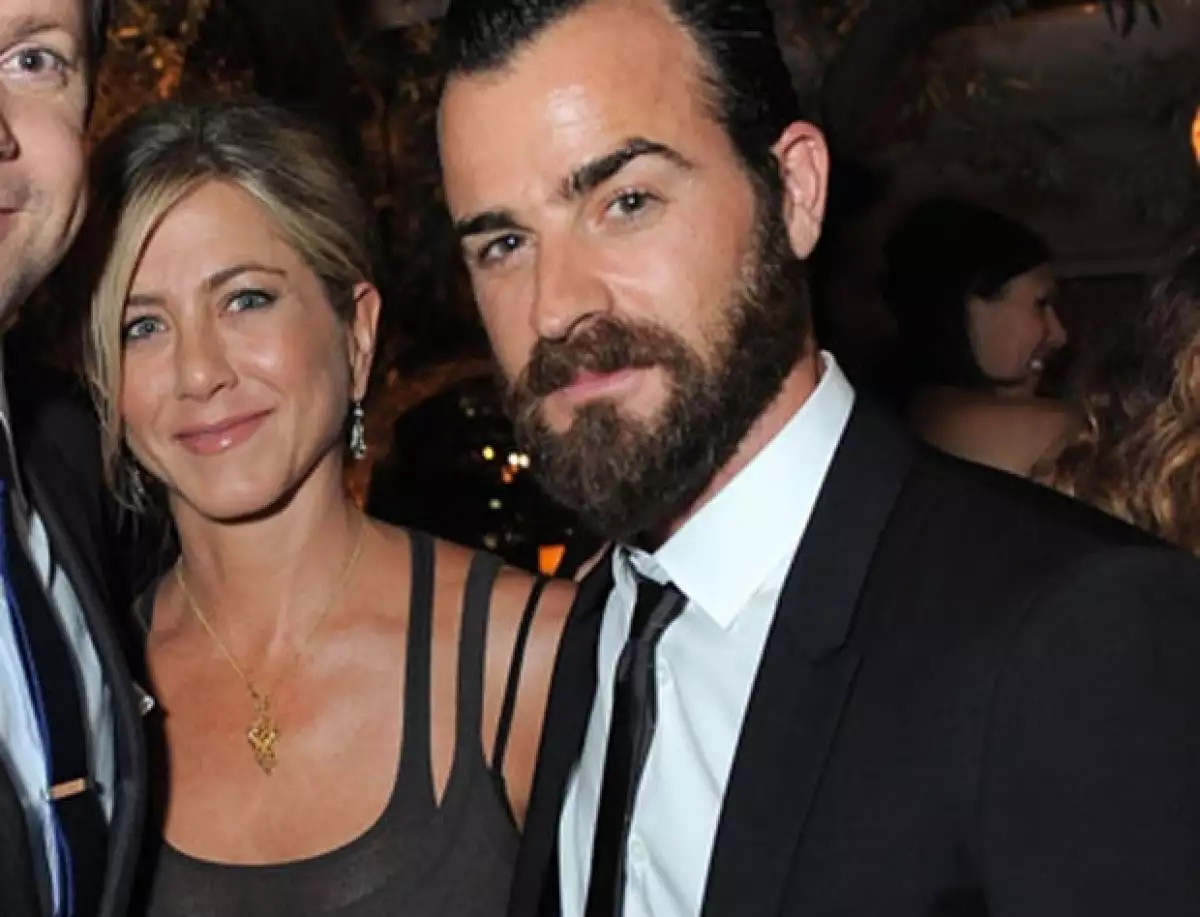 Varios medios internaciones afirman que la novia de Justin Theroux, con quien supuestamente la actriz comenzó un romance, dejó la casa que compartían luego de 14 años de relación.