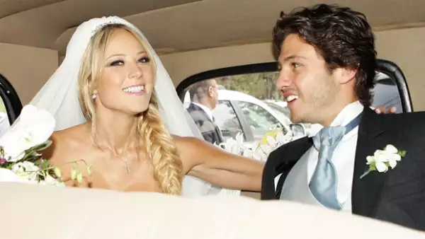 Durante la ceremonia religiosa que se llevó a cabo en la iglesia de la Santa Cruz ubicada en el Pedregal, la guapa comunicadora dio el tradicional sí a su prometido.