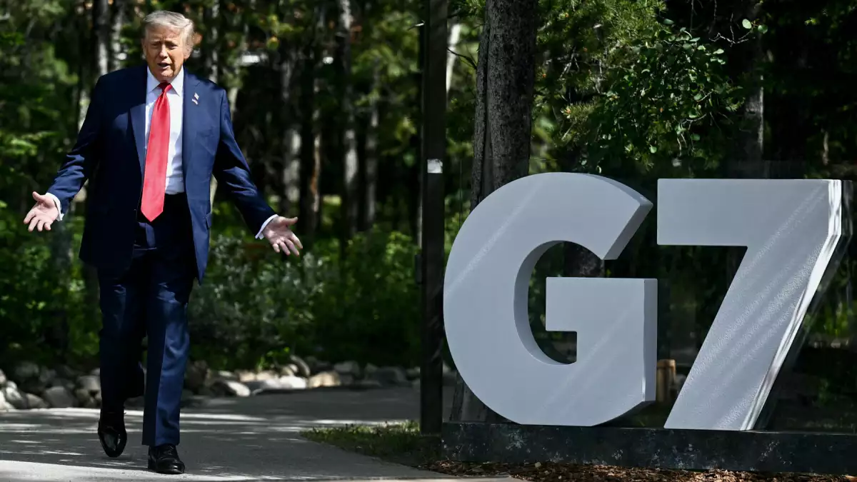 El presidente de los Estados Unidos, Donald Trump, habla con los medios de comunicación junto al primer ministro británico Keir Starmer (no en la foto) durante la cumbre del G7 en Kananaskis, Alberta, Canadá, el 16 de junio de 2025.