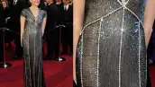 Annette Bening usó un vestido gris. Una pieza Art Decó del diseñador Naeem Khan.