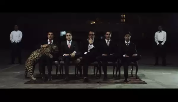 Los estudiantes aparecen en la primera escena en un casting para elegir mujeres.