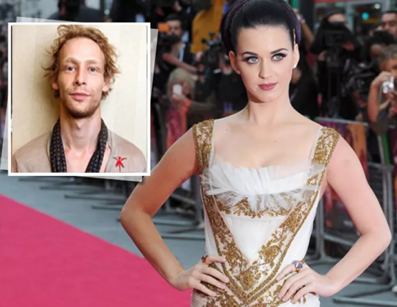 El actor Johnny Lewis murió tras golpear su cabeza en una caída, después de asesinar a la dueña de una residencia, según reportaron autoridades policiacas de Los Ángeles.