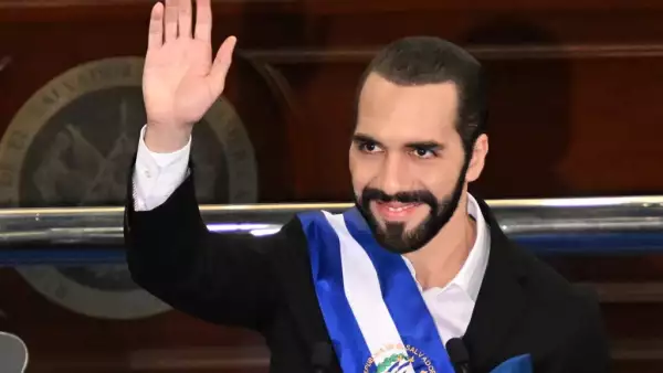El presidente salvadoreño Nayib Bukele saluda después de pronunciar su discurso anual a la nación con motivo de su cuarto año en el cargo en la Asamblea Legislativa de San Salvador el 1 de junio de 2023.