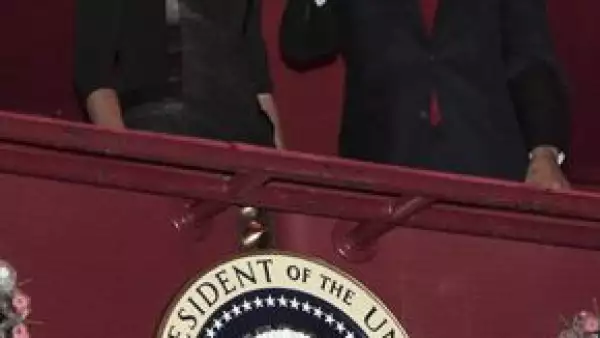 El presidente de EU fue con su esposa y sus dos hijas a una función este viernes.