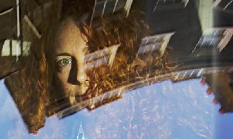 La policía confirmó que detuvo a una mujer por las acusaciones de escuchas telefónicas que involucran a un tabloide dirigido por News International, pero no dio nombres. (Foto: Reuters)