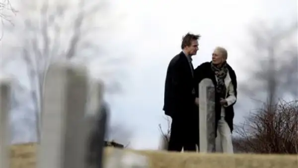 Liam Neeson y su suegra, Vanessa Redgrave, en el entierro de su amada Natasha Richardson.