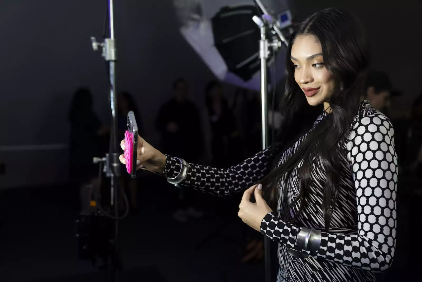 La youtuber y cantante, Mia Salinas, lució emocionada tras ser presentada como una de las nuevas embajadoras de la campaña. 