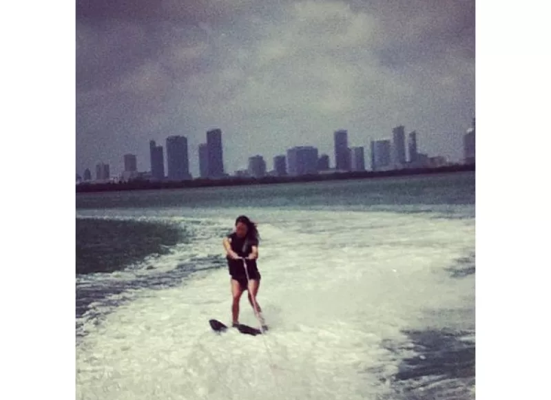 La guapa argentina, madre de la primogénita de Aarón Díaz presume envidiable cuerpazo y fuerza física a tan sólo un mes y unos días de haber recibido a su pequeña.