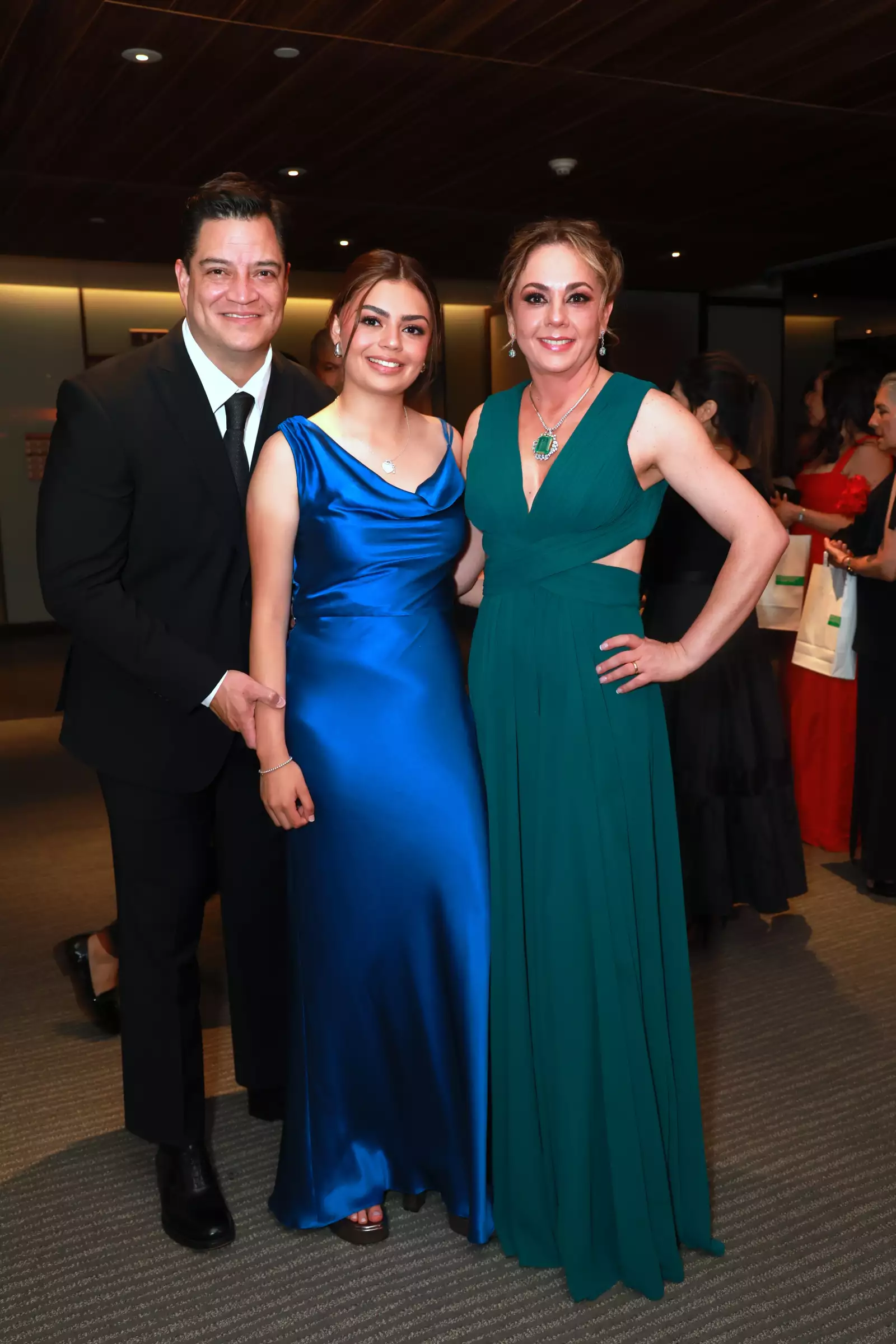 Alejandro y Renata García con Loyda Bustamante 