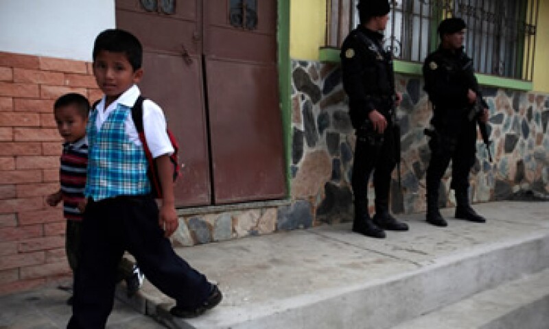 Los mexicanos se sienten con menos confianza al caminar solas por el rumbo donde viven entre las 16:00 y 19:00 horas. (Foto: Reuters)