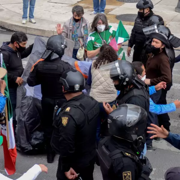 Miembros del Frente Nacional Anti-AMLO (FRENA) instalaron un plantón sobre avenida Juárez, como forma de protesta para exigir la renuncia de Andrés Manuel López Obrador, presidente de México. Al lugar llegaron elementos de la Secretaría de Seguridad Ciudadana (SSC) para impedir el ingreso al Zócalo capitalino.