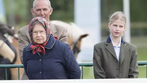 Reina Isabel II y Lady Louise Windsor
