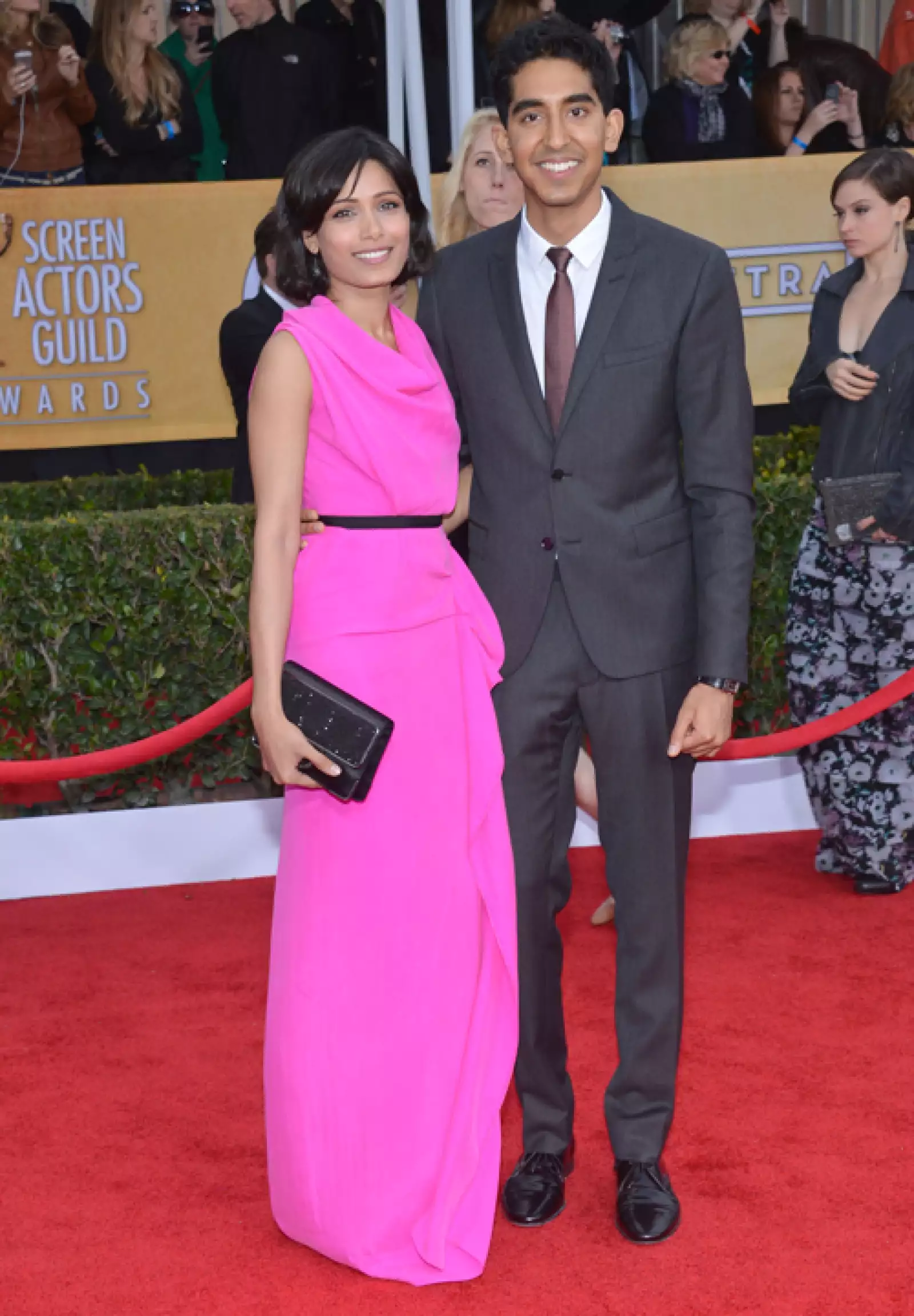 Freida Pinto y Dev Patel
