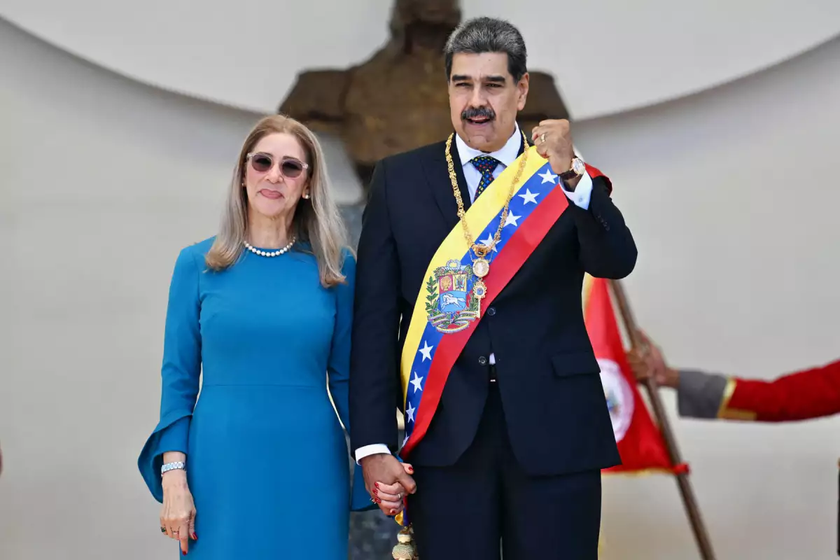 El presidente de Venezuela, Nicolás Maduro, saluda a los partidarios junto a su esposa Cilia Flores mientras abandonan el Capitolio, el hogar de la Asamblea Nacional, después de tomar el juramento durante la toma de posesión presidencial en Caracas el 10 de enero de 2025.