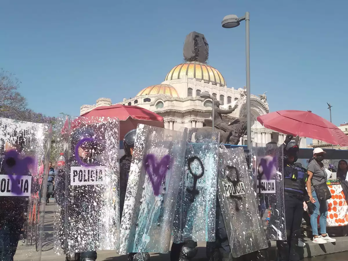 pintas-toletes-mujeres-policia.jpeg