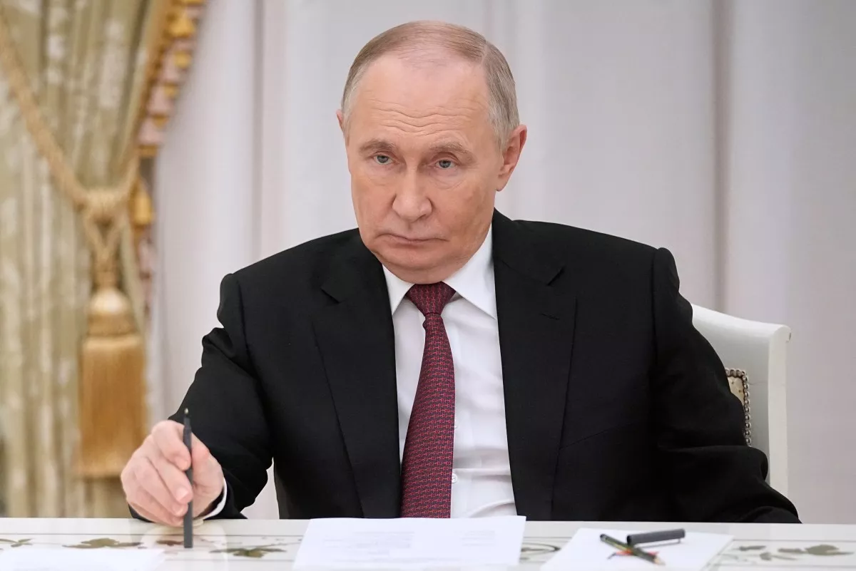 El presidente ruso Vladimir Putin observa durante su reunión con miembros de la Asamblea Parlamentaria del Consejo de la Organización del Tratado de Seguridad Colectiva (CSTO) en el Palacio del Senado del Kremlin en Moscú el 8 de diciembre de 2025. (