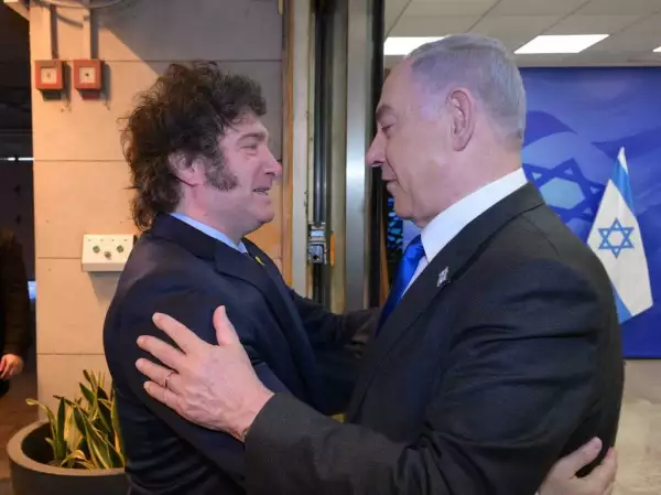 Javier Milei (iz.), presidente de Argentina, se reúne con el primer ministro israelí Benjamin Netanyahu (R) en Jerusalén Occidental el 7 de febrero de 2024.