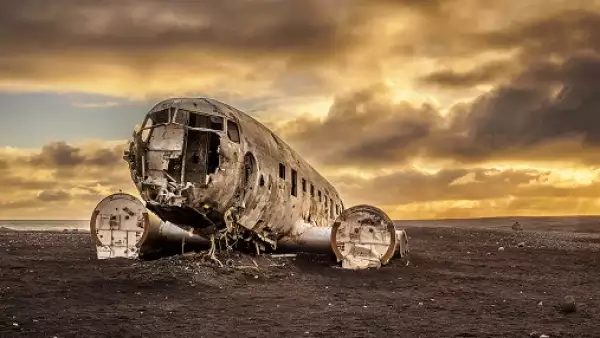 avi�n viejo abandonado