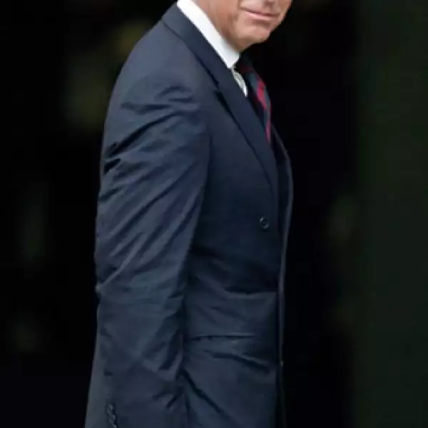 (2009. 61 años) Siempre en la mira de los medios de comunicación, Carlos, considerado por muchos como excéntrico y algo anticuado, mantiene al lado de su esposa Camilla una constante preparación para ejercer sus funciones como rey.