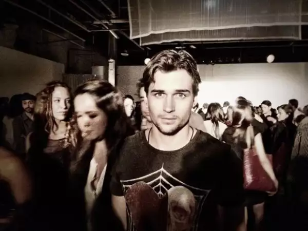 Jon Ecker tiene 29 años.