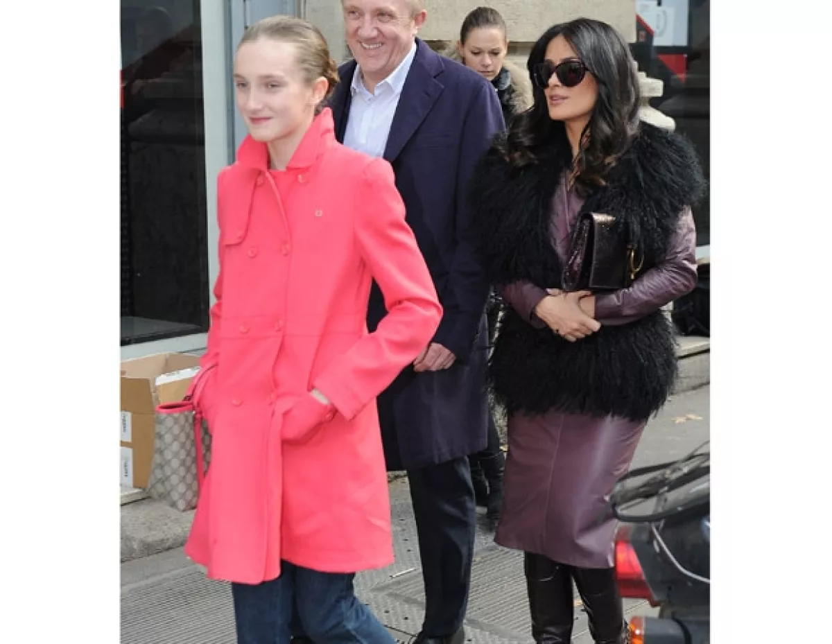 Mathilda lleva una buena relación con la segunda esposa de su padre, Salma Hayek, en esta imagen los tres asistieron al desfile de Gucci.