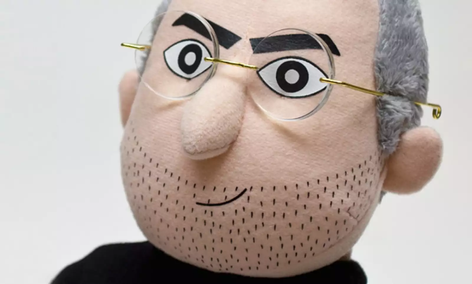 La compañía Throwboy Pillows presentó su más reciente creación: el muñeco de peluche iCEO, un juguete en que se hace homenaje a Steve Jobs, fundador de Apple.