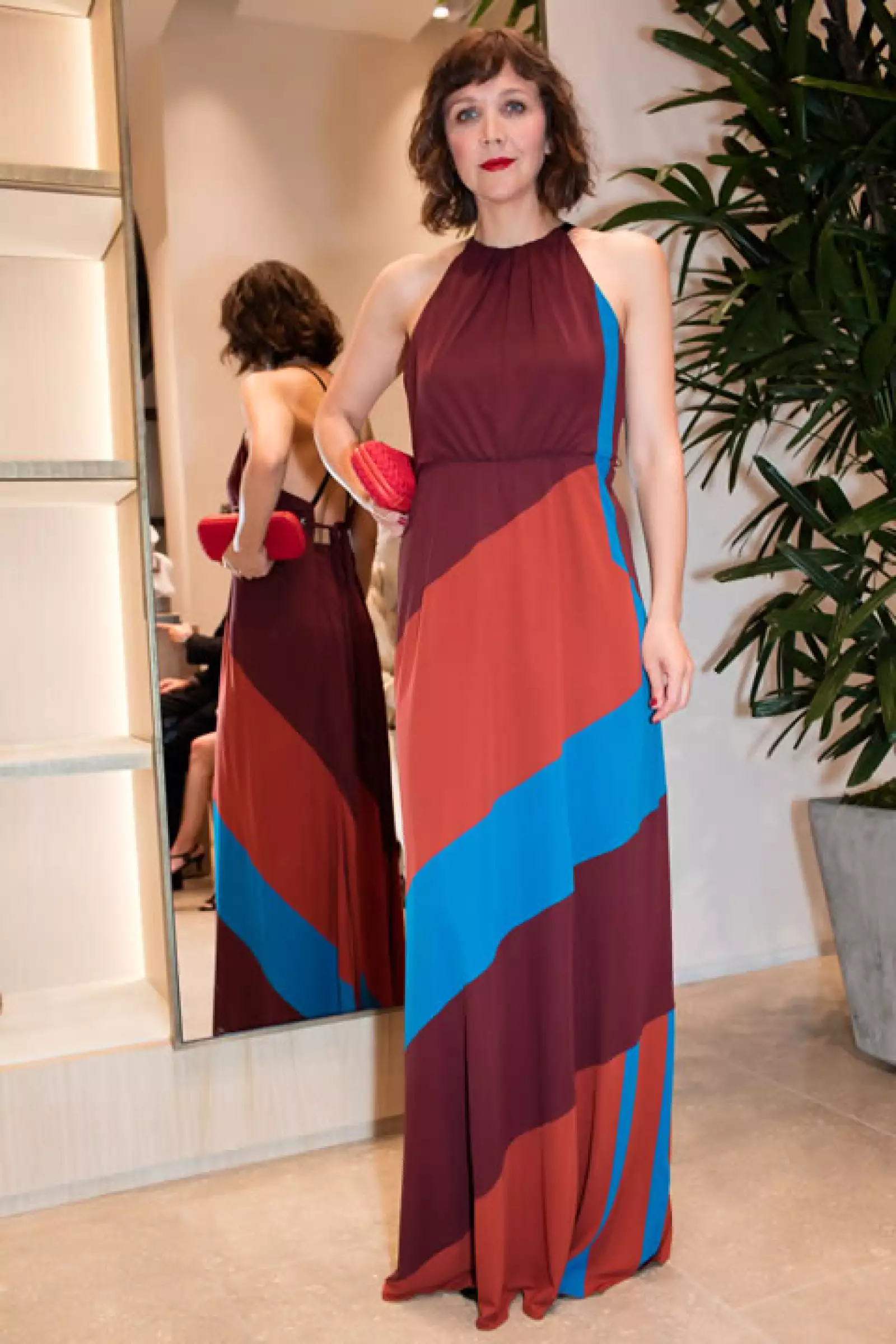 Maggie Gyllenhaal, luciendo increible en un look primaveral y sofisticado.