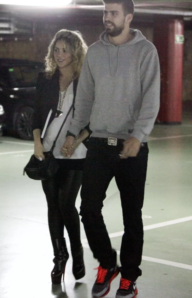 No cabe duda que la colombiana sigue preocupándose por verse bien, pues hace unos días se le vio saliendo del cine con su novio Gerard Piqué, usando zapatos muy altos.