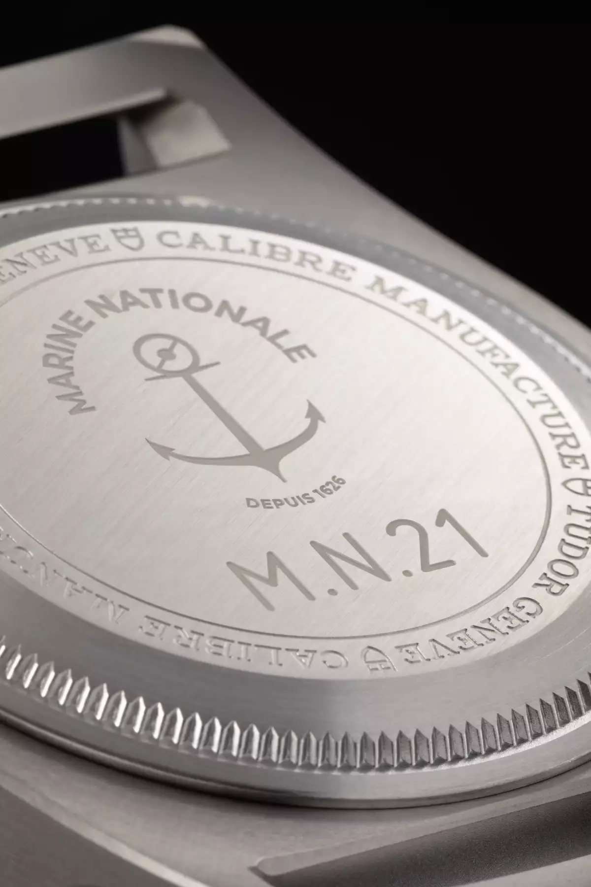 Cuenta con una caja de titanio satinado de 42mm con la inscripción "M.N.21" (Marine Nationale 2021) inspirada de los grabados de los años 70 y 80.