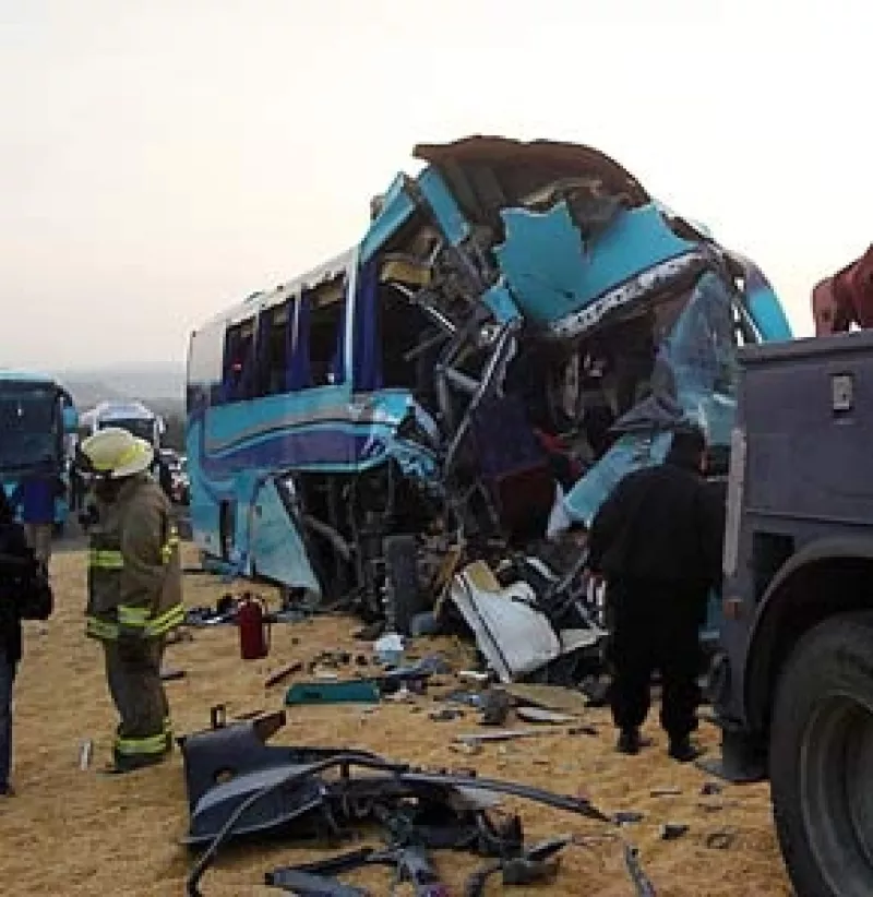 La Unidad Estatal de Protección Civil y Bomberos de Jalisco informó que una persona falleció y cuatro más resultaron heridas tras el accidente.