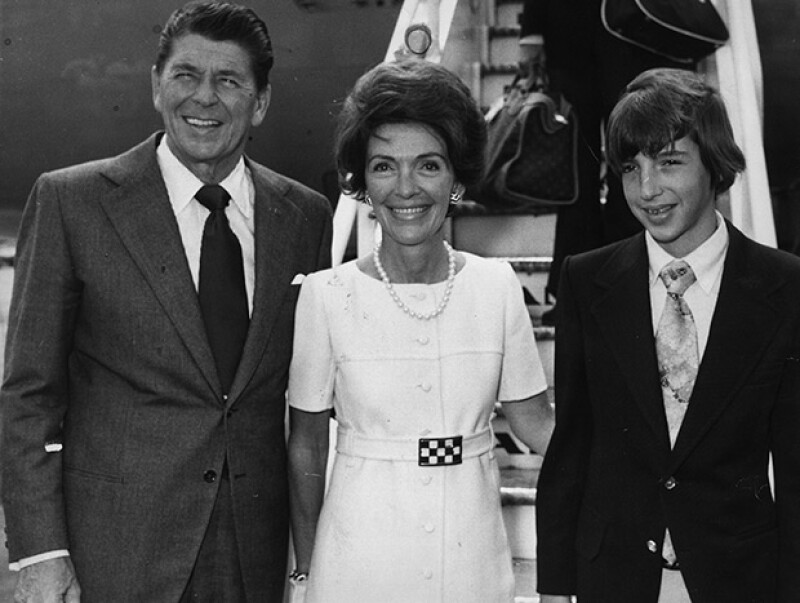 Nancy Reagan junto a su esposo Ronald Reagan y su hijo Ronald Reagan Jr.