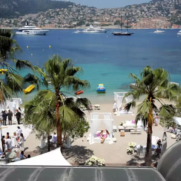 Muchos de los invitados llegaron al lugar en vuelos privados procedentes de todo Europa y Estados Unidos.