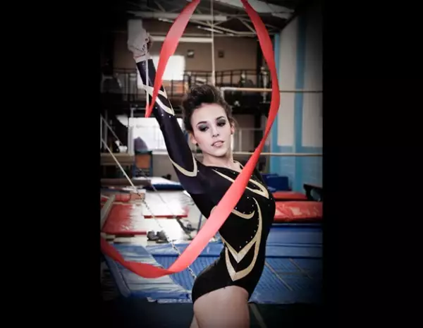 Danna Paola se convierte en gimnasta rítmica