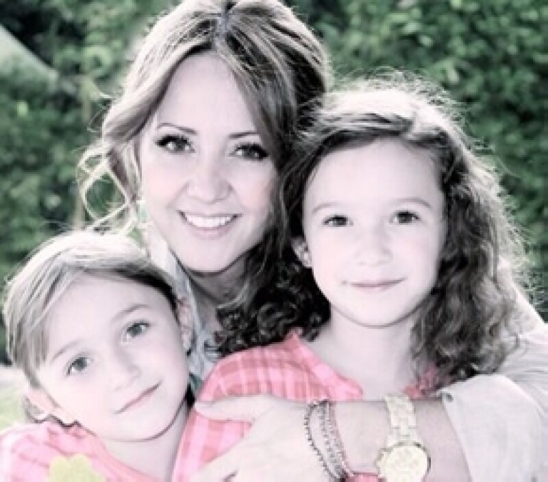 Andrea Legarreta compartio esta foto con sus hijas en mayo pasado para celebrar el Día de las Madres.