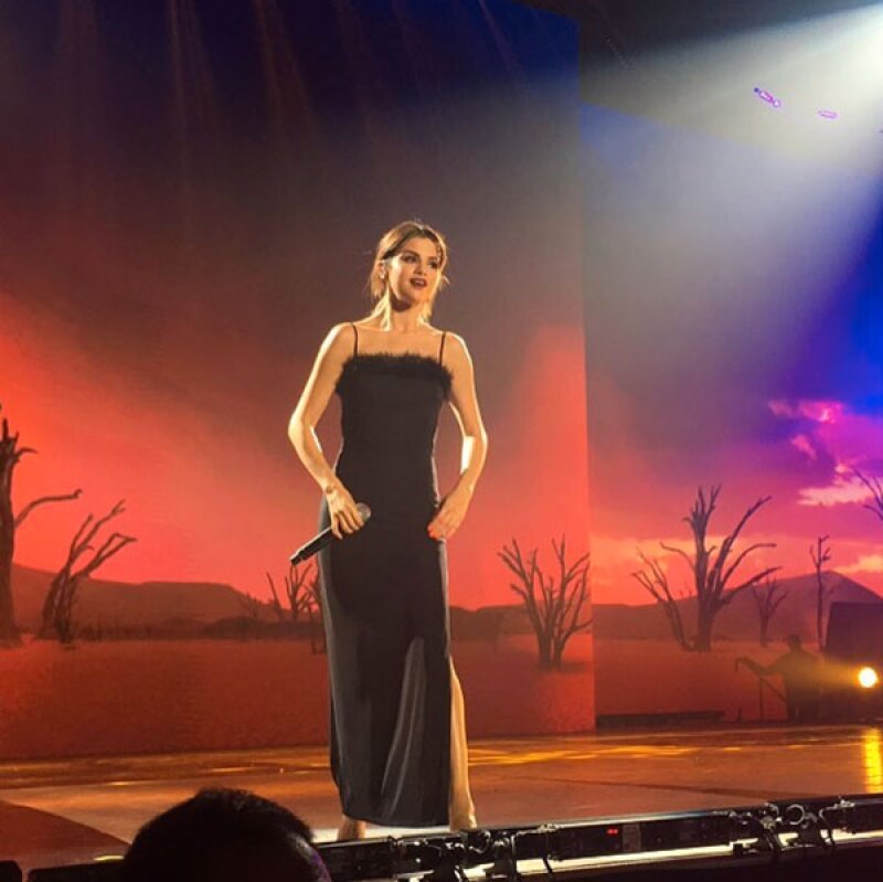 Todos los nuevos looks de Selena son en color negro.