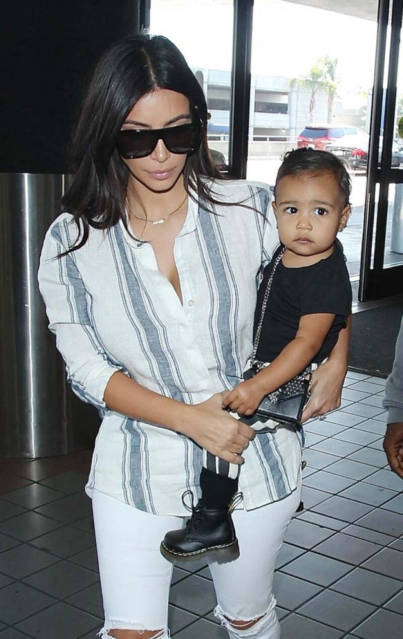 Aquí el 1 de septiembre con Kim. Se puede ver que la pequeña lleva una bolsa de YSL.