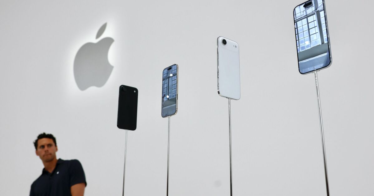 ¡APPLE SE LANZA AL ABISMO! PREPARA CINCO IPHONES, UNO PLEGABLE